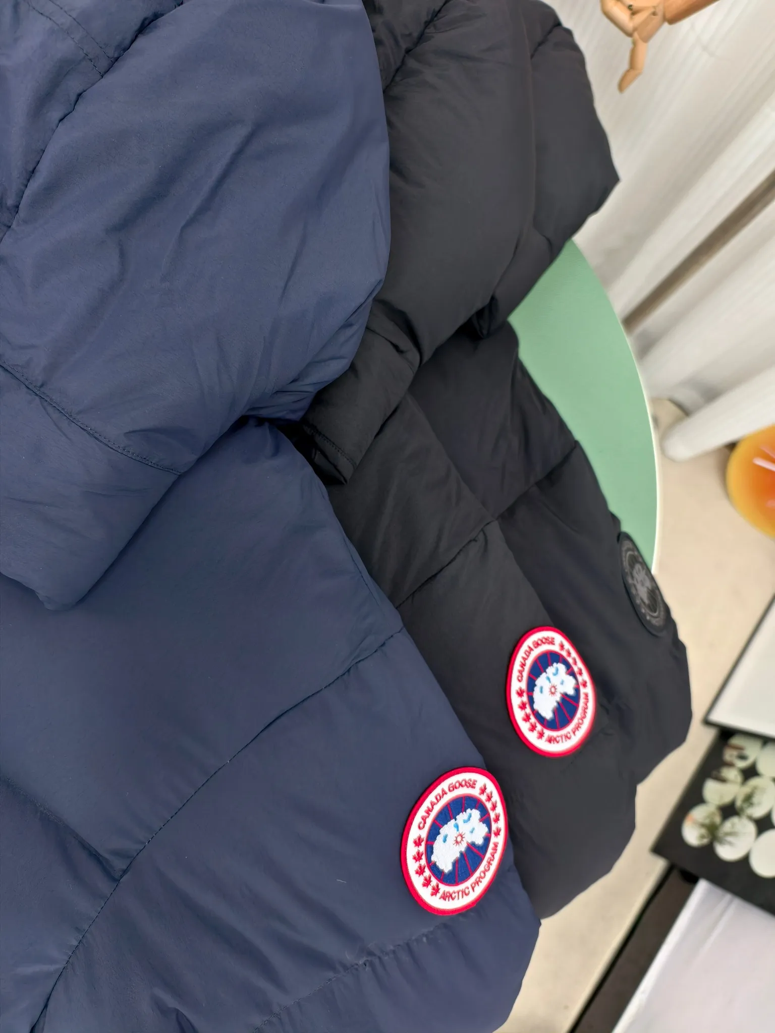 P1040————2800M (same style for men and women) Canada goose Lawrence long down jacket The Lawrence long down jacket provides basic protection for daily adventures and is made of sustainable Enduraluxe fabric with a practical soft touch. It has a quilted body and adjustable hood. Filled with extremely fluffy duck down. The adjustable down-filled connected hood and chin-protecting suede knitted stand-up collar are soft and extra-comfortable. Tapered rib-knit cuffs improve comfort and seal in heat. There are two zippered side vents at the bottom of the jacket for increased range of motion and ventilation. It has a longer hem at the back for added protection and reflective double stripes on the back. Color: black with red label, black with black label, navy blue with red label Size: XS-2XL